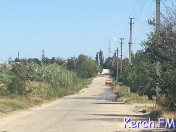 Новости » Коммуналка: На Шевякова в Керчи несколько дней по дороге стекает питьевая вода