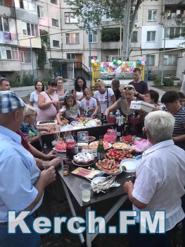 Новости » Общество: Хороводы, живая музыка и застолье: в Керчи отметили День рождения двора
