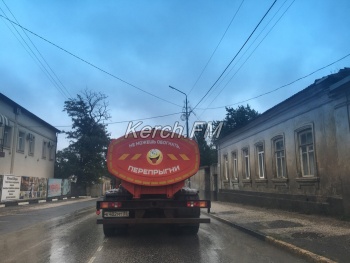 Новости » Общество: В Керчи мыли дорогу под дождем