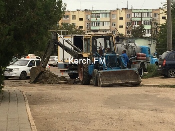 Новости » Общество: В Керчи на Ворошилова водоканал устраняет порыв