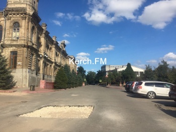 Новости » Общество: В Керчи «залатают» ямы на Театральной