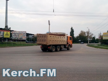 Новости » Общество: В Керчи грузовики ездят по Мирошника, несмотря на запрещающий знак