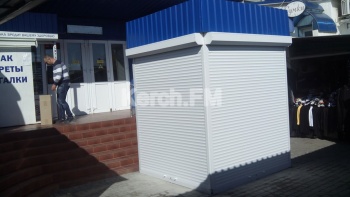 Новости » Общество: На центральном рынке Керчи ларек перегородил выход с крытого корпуса