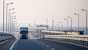 Новости » Общество: Автотрассу по Крымскому мосту подготовили к зиме