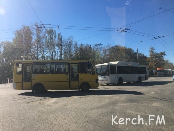 Новости » Общество: В Керчи огромная яма на перекрестке создает аварийные ситуации на дороге