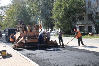 Новости » Общество: В Керчи около Комсомольского парка заасфальтировали парковку