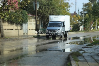 Новости » Коммуналка: В Керчи снова течет чистая вода по дороге