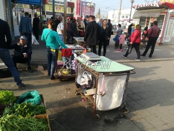 Новости » Общество: У моста на центральном рынке снова торгуют рыбой