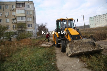 Новости » Общество: В Керчи ремонт дороги по Марата приостановился из-за прогнившей трубы