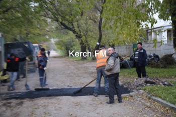 Новости » Общество: На улице Суворова в Керчи проводят ямочный ремонт