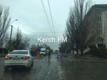 Новости » Общество: И снова пробки: Горьковский мост перекрыли из-за дорожных работ