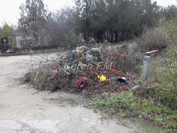 Новости » Общество: На городском кладбище в Керчи не вывозят мусор