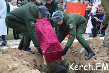 Новости » Общество: В Керчи торжественно перезахоронили останки советских воинов (видео)