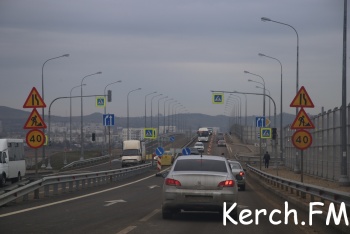 Новости » Общество: В Керчи на путепроводе по ШГС перекрыли полосу из центра в Аршинцево