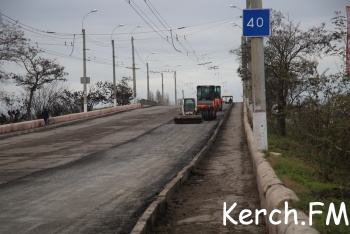 Новости » Общество: На Горьковском мосту уже частично уложили первый слой асфальта