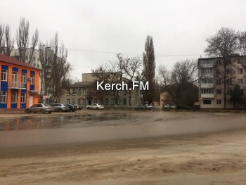 Новости » Общество: В Керчи на Чкалова произошел прорыв водовода