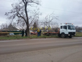 Новости » Криминал и ЧП: В Керчи на Орджоникидзе в результате ДТП автомобиль попал под газовую трубу