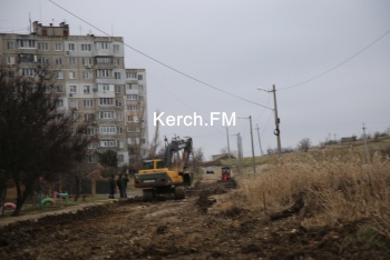 Новости » Общество: В Керчи возобновили ремонт дороги на Марата