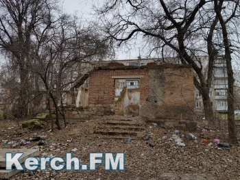 Новости » Общество: В жилом дворе Керчи можно снимать фильмы ужасов