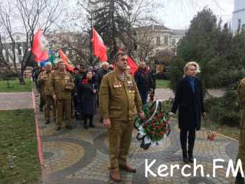 Новости » Общество: В Керчи возложили цветы в сквере Афганцев