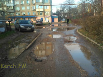 Ты репортер: В районе Бувина, 5 в Керчи люди вплавь добираются до дома