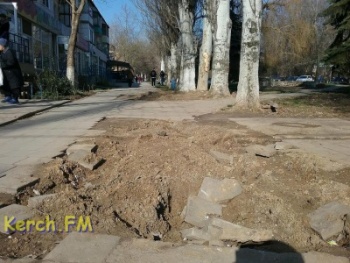 Новости » Права человека » Общество: Почти у каждой ямы во дворах Керчи есть заботливый «хозяин»