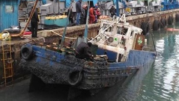 Новости » Общество: Затонувший в Керченском торговом порту буксир подняли со дна