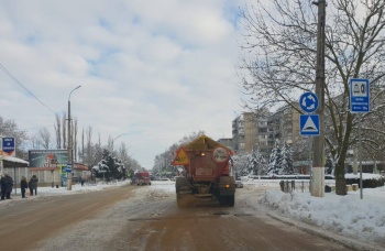 Новости » Общество: Оказывается, коммунальщики Керчи уже трое суток без перерыва чистят дороги