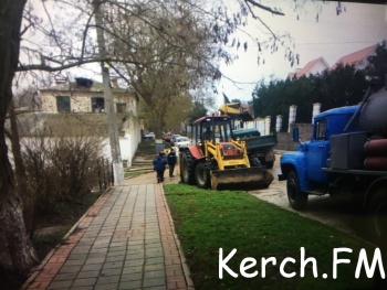 Новости » Коммуналка: В Керчи на Крупской водоканал устраняет прорыв