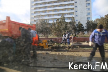 Новости » Общество: На Камыш-Бурунском шоссе пытаются устранить прорыв водовода