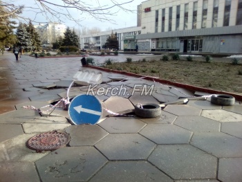 Новости » Общество: Около Дворца спорта в Керчи оградили место, где провалился асфальт