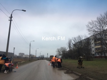 Новости » Общество: В Керчи коммунальщики начали убирать обочины дорог