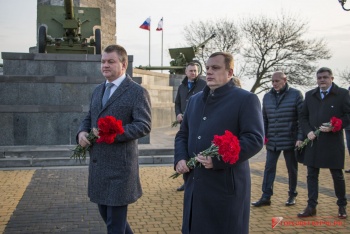 Новости » Общество: Керчане возложили цветы на горе Митридат