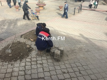 Новости » Общество: На Ленина сотрудники «Крымтеплокоммунэнерго» приводят в порядок пешеходную зону