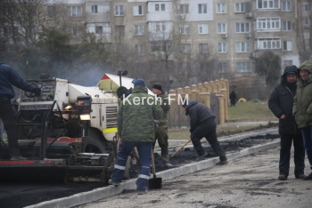 Новости » Общество: На Марата начали асфальтировать пешеходные дорожки