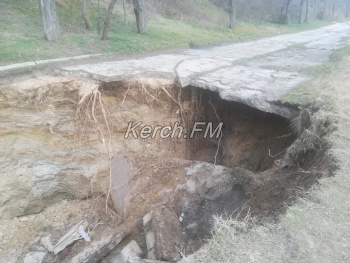 Новости » Криминал и ЧП » Экология: Аршинцево продолжает ползти вниз. Когда власти примут меры?