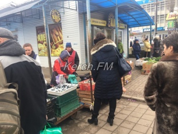 Новости » Общество: Торговцы на рынке научились прятаться от проверяющих, - керчанка