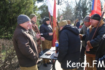 Новости » Общество: В честь 30-летия вывода войск из Афганистана керчан кормили солдатской кашей