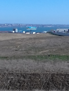 Новости » Общество: В Керчи начал приходить в негодность билборд при съезде с Крымского моста