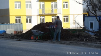 Новости » Общество: У дома для депортированных начали убирать грязь