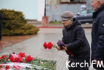 Новости » Общество: В сквере Славы в Керчи прошло возложение цветов