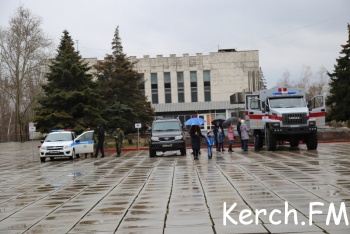 Новости » Общество: Перед дворцом культуры в Керчи прошла выставка военной техники