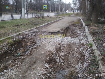 Новости » Общество: Разрушенный тротуар у керченского политеха в этом году ремонтировать не будут