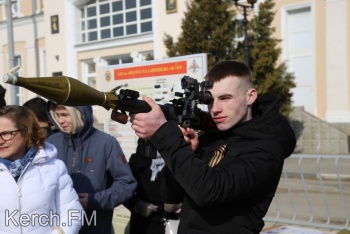 Новости » Общество: Керчане могли записаться в армию или пофотографироваться с РПГ