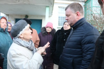 Новости » Общество: Глава администрации Керчи лично посетил еще несколько дворов