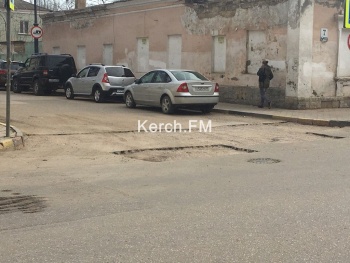 Новости » Общество: В Керчи в переулке Милицейский яму подготовили к асфальтировке