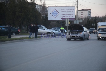 Новости » Криминал и ЧП: На перекрестке Камыш-Бурунское шоссе - Рыбаков  произошла тройная авария