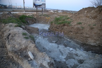 Новости » Общество: У 24 школы Керчи стоит открытая мегаваттовская яма с водой