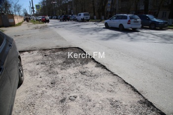 Новости » Общество: Дорогу около ж/д вокзала в Керчи подготовили к ямочному ремонту