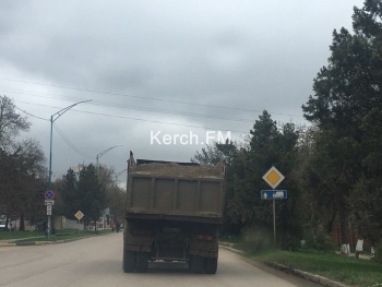 Новости » Общество: Водители Керчи продолжают жаловаться на грузовые машины, которые перевозят песок